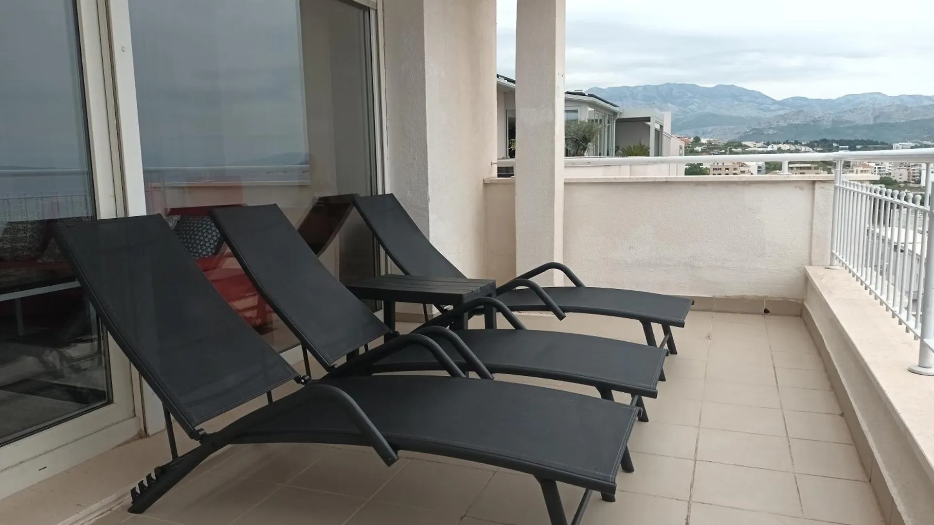 Maia'S Beach Apartment Сплит